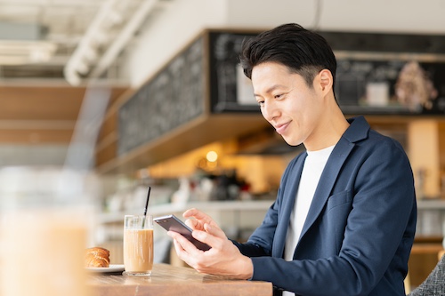 スマホを見る男性